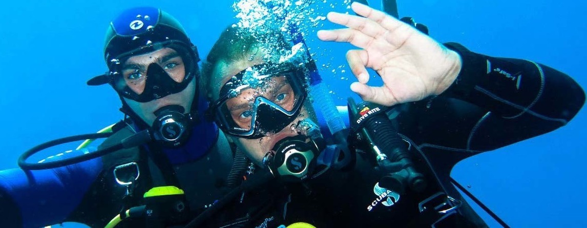 Пробное погружение с аквалангом в Москве дайвер пробует поргузится под воду с инструктором по дайвингу